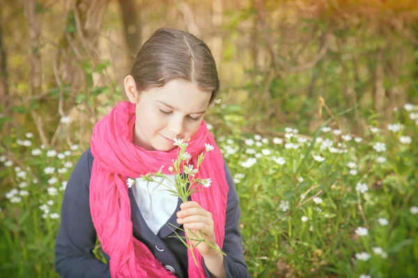 Ung flicka i en skog — Stockfoto