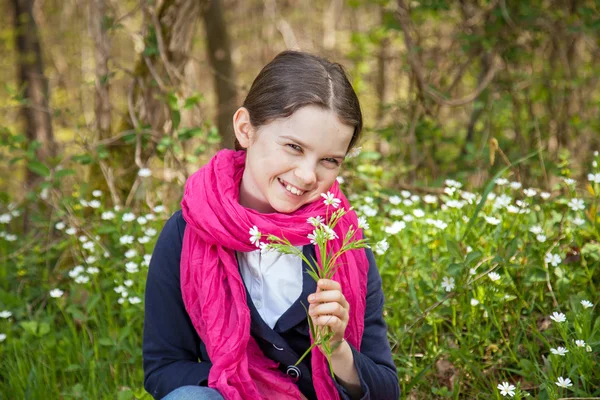 Ung flicka i en skog — Stockfoto