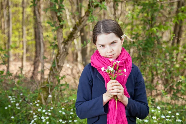 Ung flicka i en skog — Stockfoto