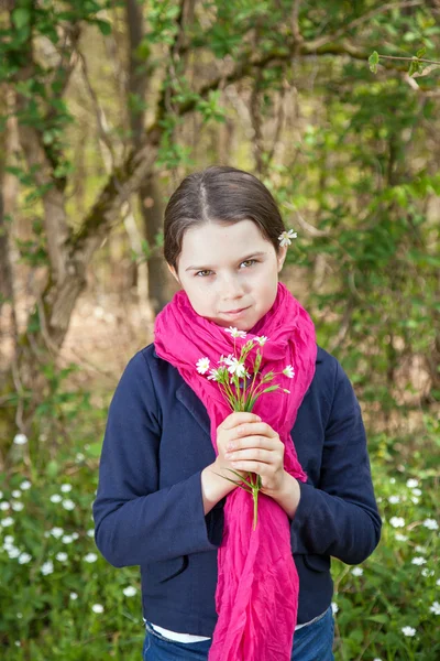 Mladá dívka v lese — Stock fotografie