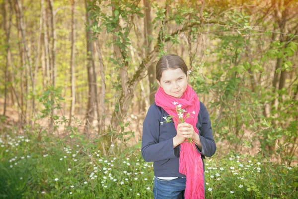 Jeune fille dans une forêt — Photo