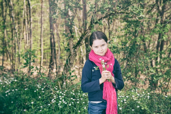 Jong meisje in een forest — Stockfoto