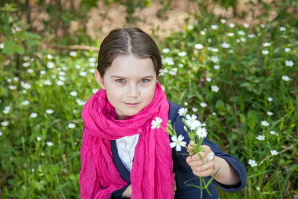 Mladá dívka v lese — Stock fotografie