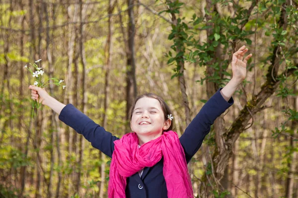 Giovane ragazza in una foresta — Foto Stock