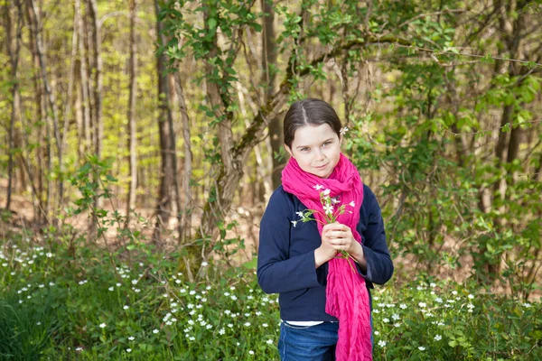 Ung flicka i en skog — Stockfoto