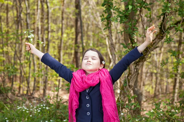 Giovane ragazza in una foresta — Foto Stock