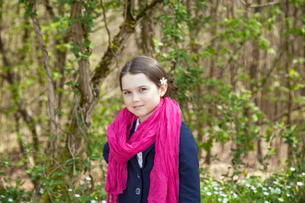 Mladá dívka v lese — Stock fotografie