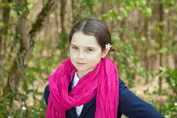 Bir orman içindeki genç kız — Stok fotoğraf