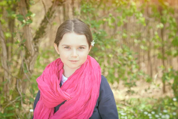 Ung flicka i en skog — Stockfoto