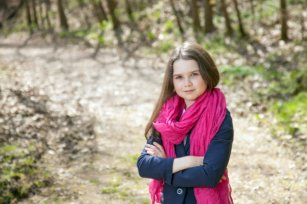 Chica joven en un bosque — Foto de Stock