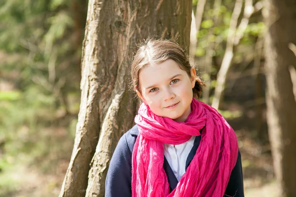 Bir orman içindeki genç kız — Stok fotoğraf