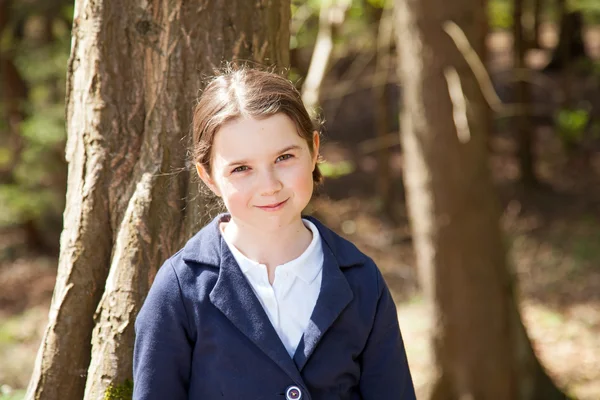 Ung söt flicka i en skog — Stockfoto