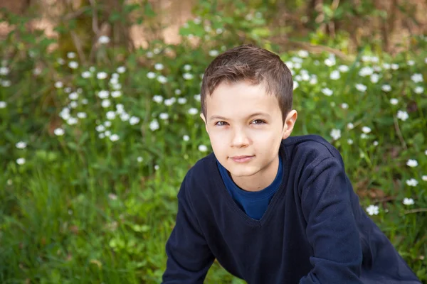 外の 10 代の少年 — ストック写真