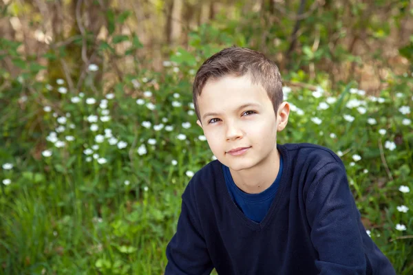 外の 10 代の少年 — ストック写真