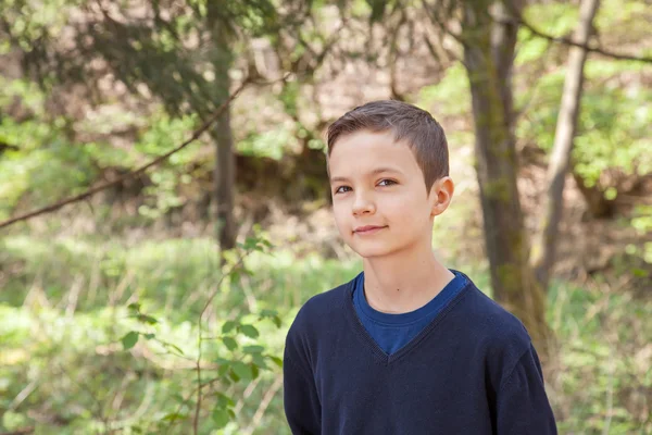 外の 10 代の少年 — ストック写真