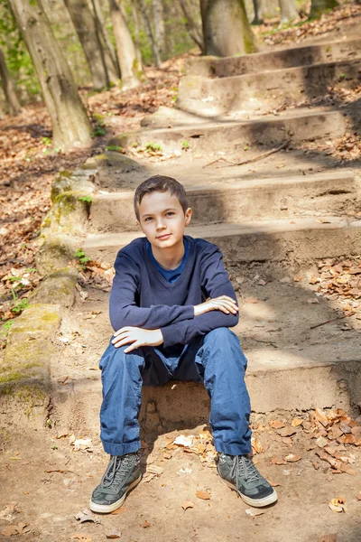 Chico confiado fresco en un bosque — Foto de Stock