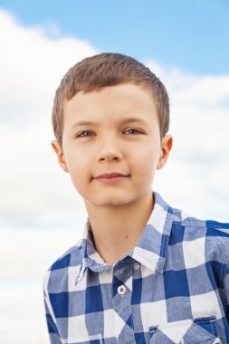 sevimli genç çocuk