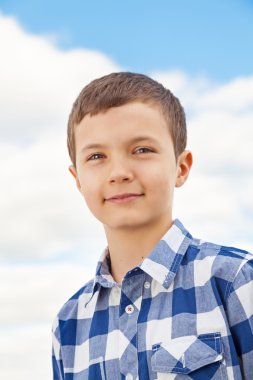 sevimli genç çocuk