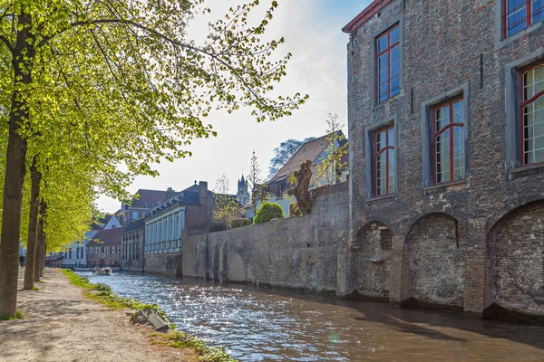 Bruges içinde kanal — Stok fotoğraf