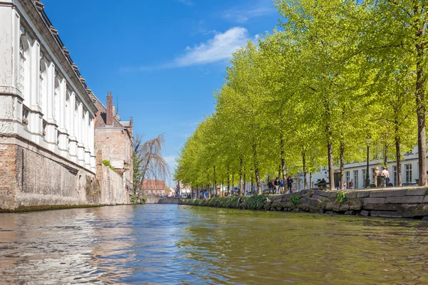 Bruges kanal üzerinde düşük açılı görünüş — Stok fotoğraf