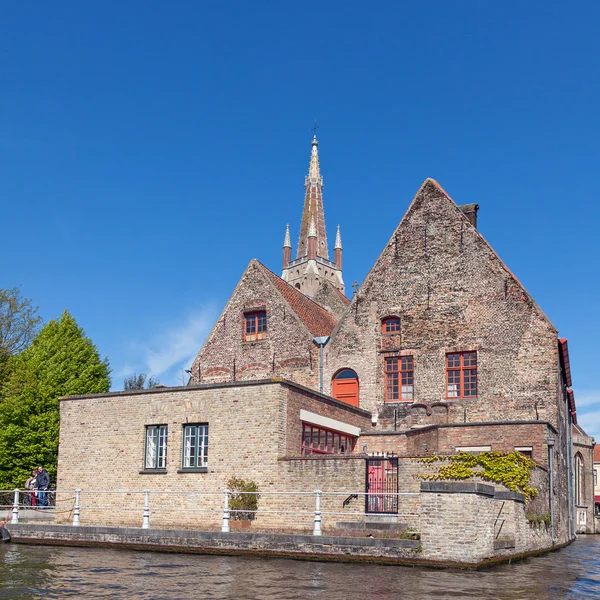 Antico edificio in mattoni rossi a Bruges — Foto Stock