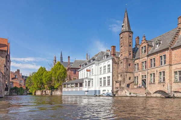 Edifício de tijolo vermelho antigo com pequena torre em Bruges — Fotografia de Stock