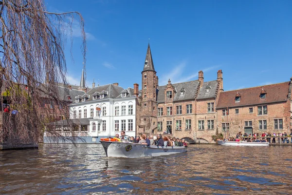 Barcos turísticos em Bruges — Fotografia de Stock