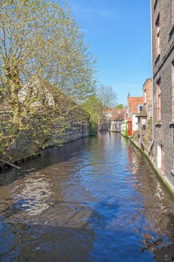 Bruges içinde kanal