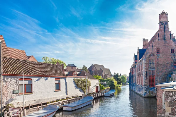 Bruges tekneleri ile kanal — Stok fotoğraf