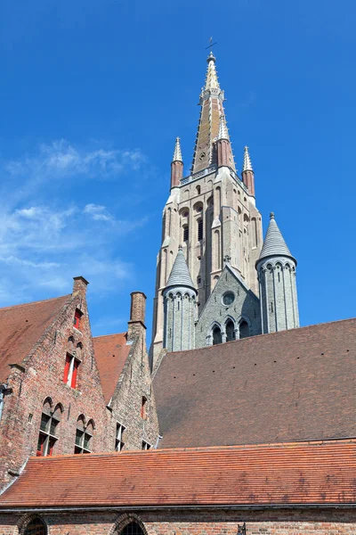 Vista de baixo ângulo da Igreja de nossa senhora — Fotografia de Stock