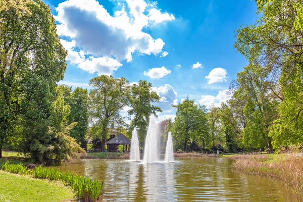 Fontana d'acqua nel Parco Comunale — Foto Stock