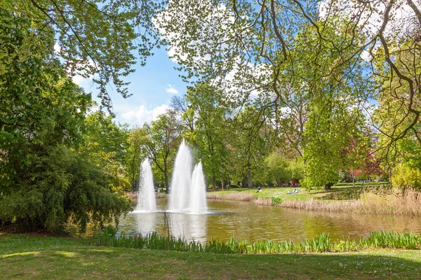 Водный фонтан в муниципальном парке — стоковое фото