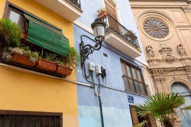 Valencia 'da üç farklı renkte üç binanın cephesi