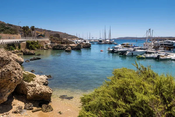 美丽的海岸线在戈佐 马耳他与船抛锚 晴朗蓝天的夏日天气 — 图库照片