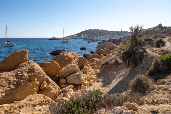 Prachtige Kustlijn Gozo Malta Met Kleurrijke Rotsen Voorgrond Zomer Weer — Stockfoto