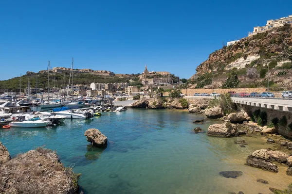 美丽的海岸线在戈佐 马耳他与船抛锚 晴朗蓝天的夏日天气 免版税图库图片