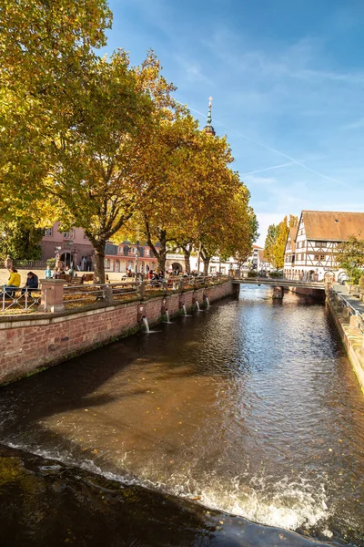 Erbach Tyskland Oktober 2022 Floden Mumlar Erbach Med Korsvirkeshus Och — Stockfoto