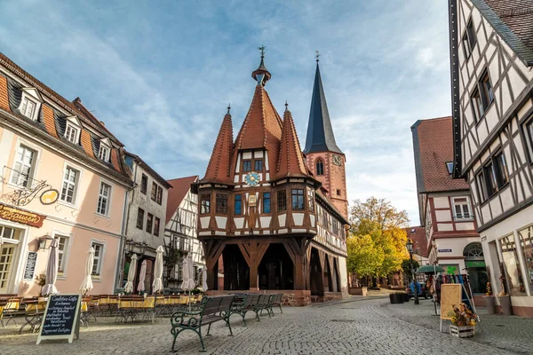 ドイツ ミシュテルシュタット2022年10月17日 美しい紅葉を背景に 1484年にミシュテルシュタットに建設された旧市庁舎 ストック写真