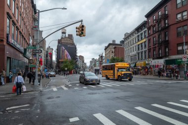 New York, ABD - 11 Ekim 2018: Yolun ortasında bir okul otobüsüyle New York Manhattan 'da sokak manzarası.