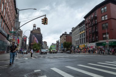 New York, ABD - 11 Ekim 2018: New York Manhattan 'da sokak manzarası, fotoğrafın sol tarafında karşıdan karşıya geçen genç siyahi bir adam.