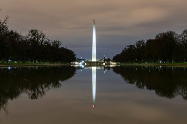 Washington, ABD - 15 Ekim 2018: Arka planda Washington Anıtı olan yansıma havuzu