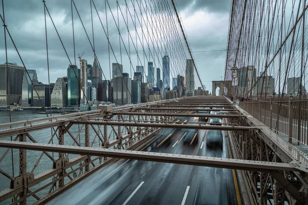美国纽约 2018年10月11日 在一个阴天里看到曼哈顿的天际线 前景是在布鲁克林大桥上移动的汽车 — 图库照片