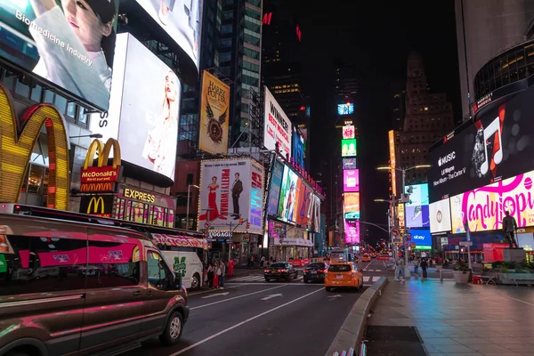2018年10月11日 时代广场 五颜六色的广告牌 街道上的人和车 图库图片