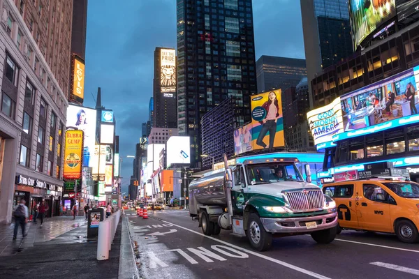 2018年10月11日 美国纽约 时代广场 五彩斑斓的广告牌 街道上的人和汽车 图库图片