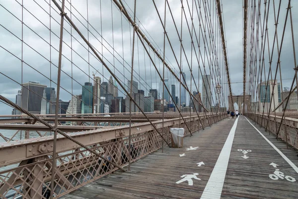 ニューヨーク アメリカ 2018年10月11日 最前線のブルックリン橋の歩道と自転車道でマンハッタンのスカイラインを見る ロイヤリティフリーのストック画像