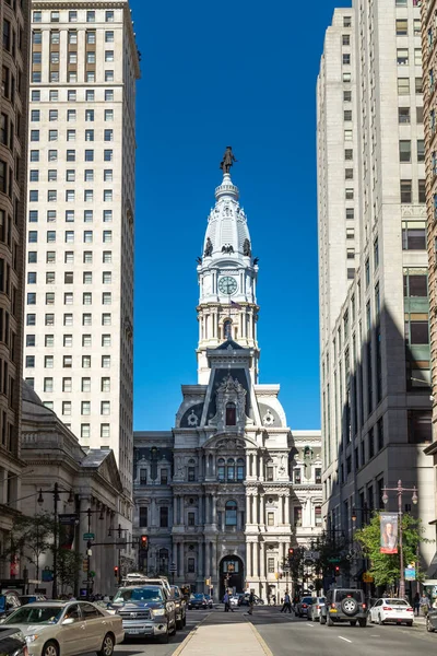 美国费城 2018年10月12日 费城市政厅在一个美好的一天 街道生活的前景 免版税图库照片