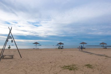 Sabahları güzel sahil ve deniz manzarası açık mavi gökyüzü ve Tayland 'ın Rayong bölgesinde beyaz bulut.