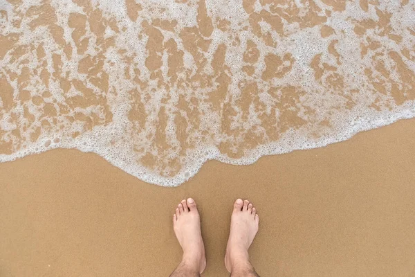 Nohy Člověka Bez Bot Stojí Hladké Pláži Jemně Pěnit Vlny Royalty Free Stock Obrázky