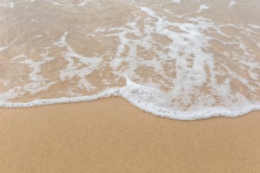Tayland 'ın Rayong eyaletinin sabahında deniz köpüğüyle güzel bir sahil.
