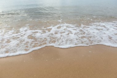 Tayland 'ın Rayong eyaletinin sabahında deniz köpüğüyle güzel bir sahil.